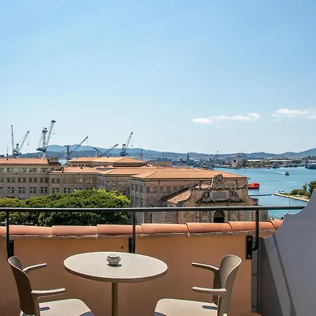 L'eautel Centre Port 4*