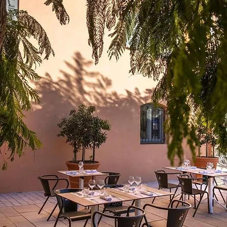 L'eautel Centre Port 4* Тулон