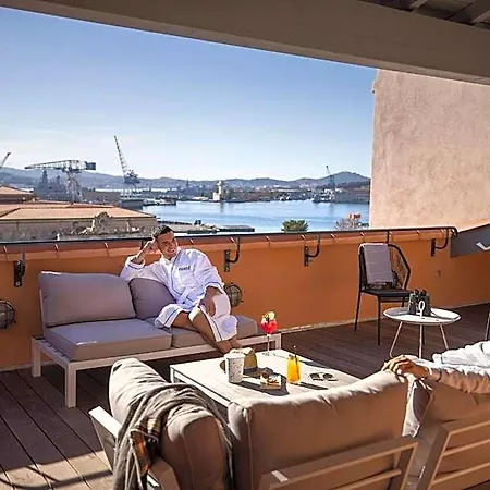 L'eautel Centre Port 4*