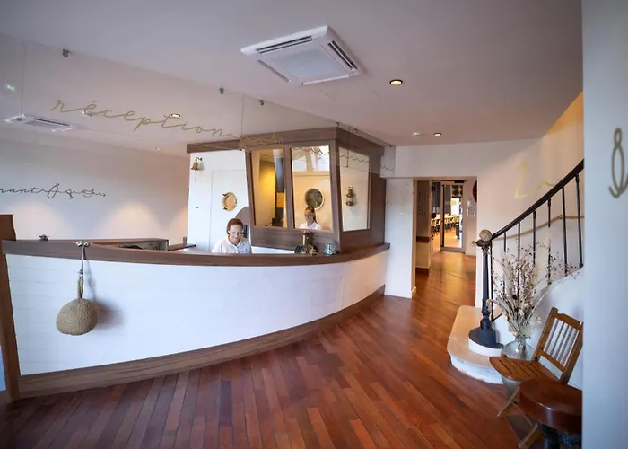 L'eautel Centre Port 4* تولون